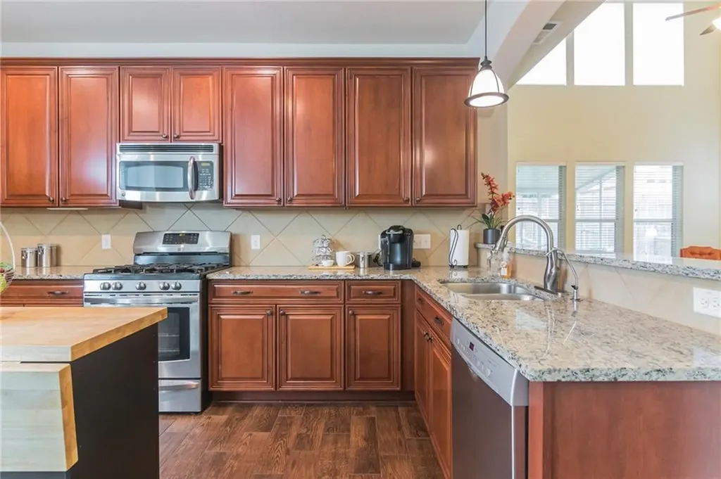 252 Pond View Pass Buda TX 78610