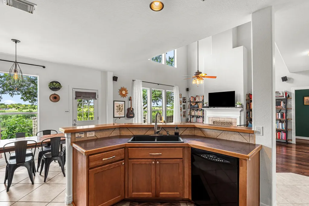 454 Fall Circle Kyle TX 78640