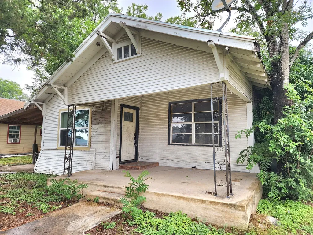 123 E Davis Street Luling TX 78648