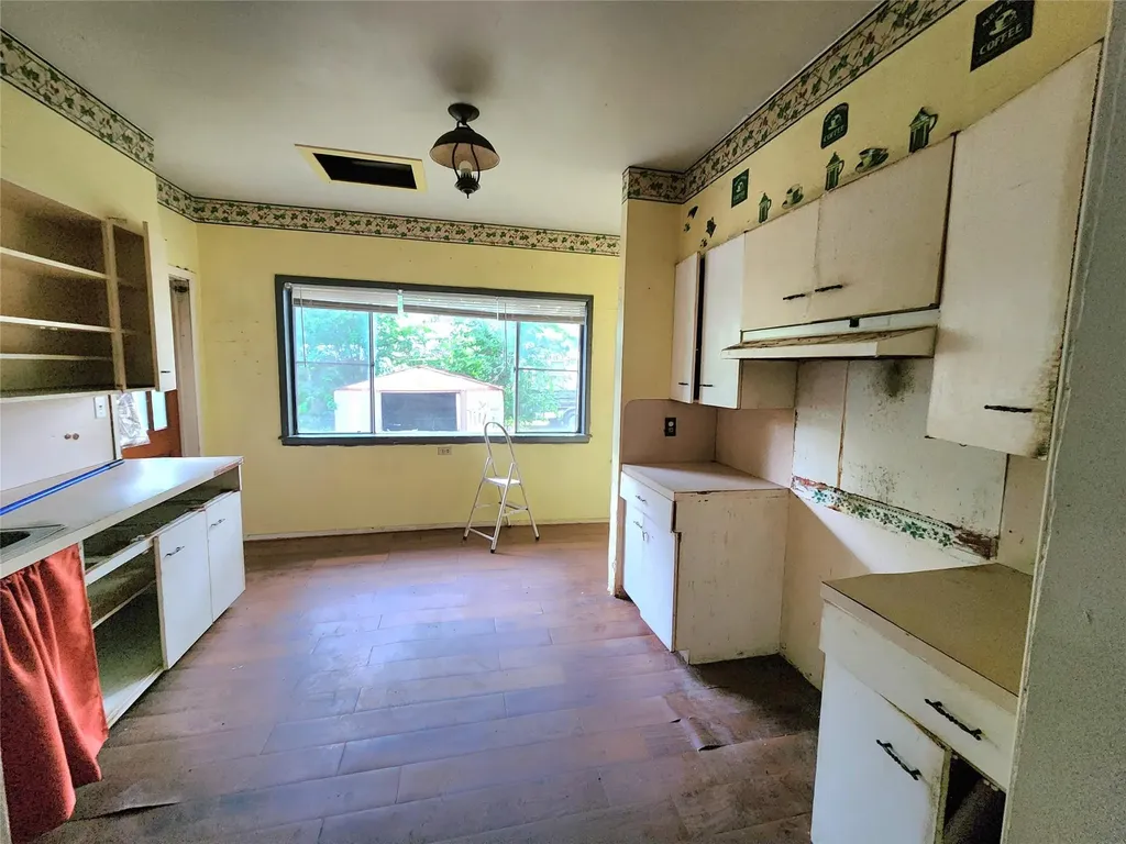 123 E Davis Street Luling TX 78648