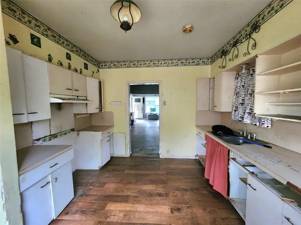 123 E Davis Street Luling TX 78648