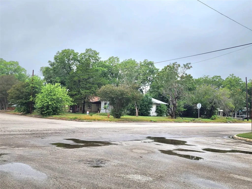 123 E Davis Street Luling TX 78648