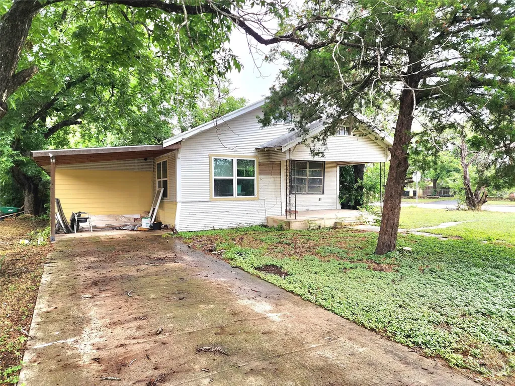 123 E Davis Street Luling TX 78648