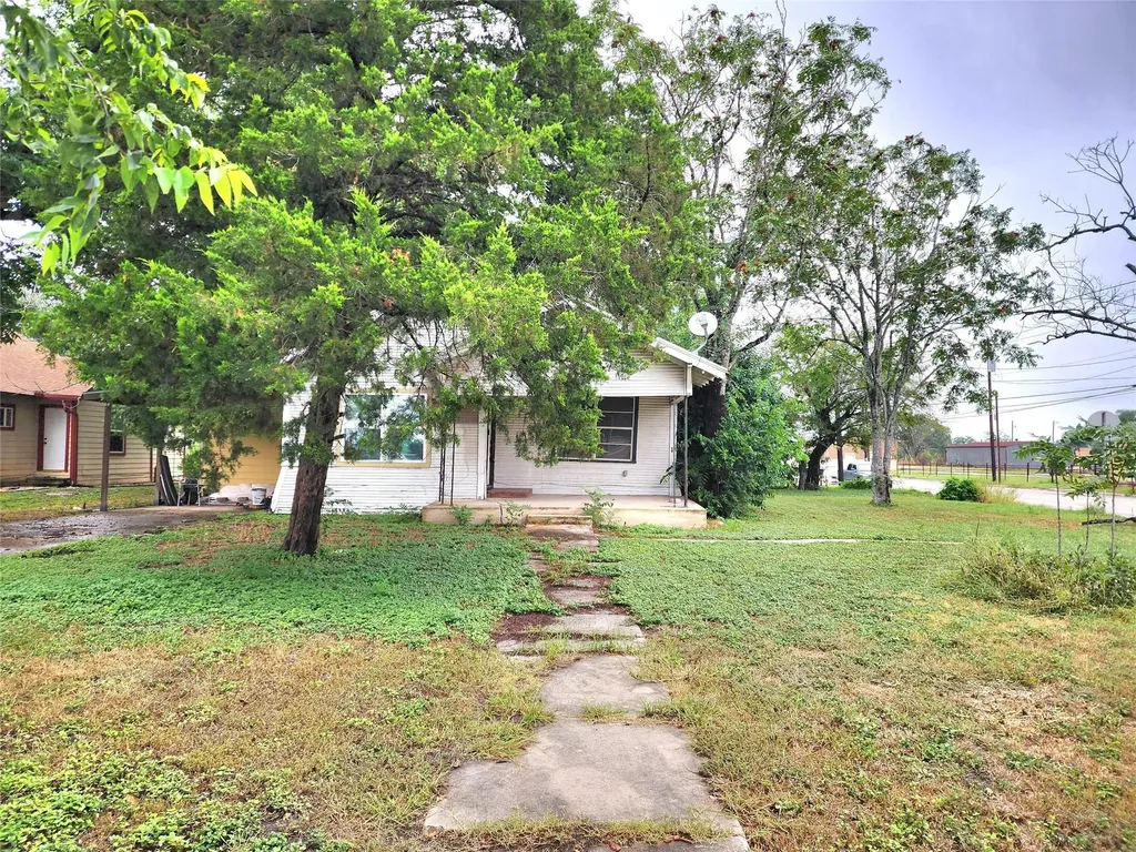 123 E Davis Street Luling TX 78648