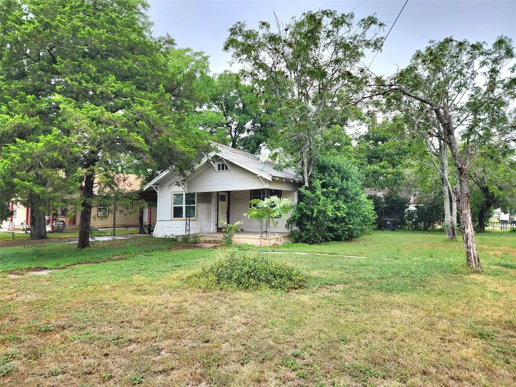 123 E Davis Street Luling TX 78648
