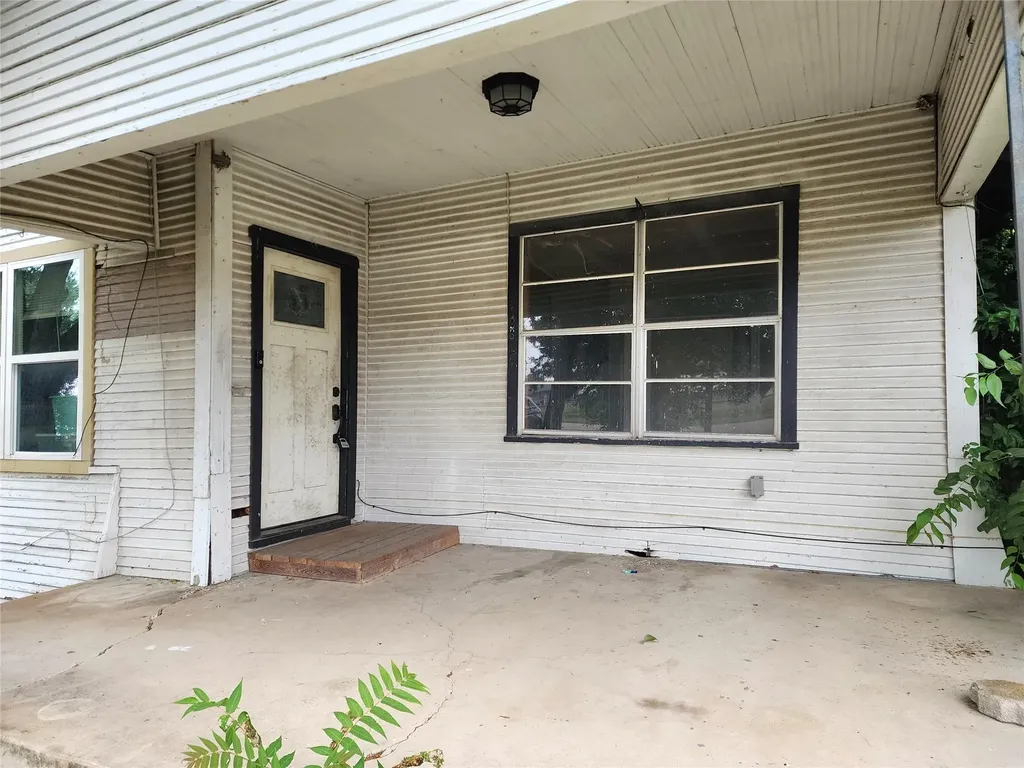 123 E Davis Street Luling TX 78648