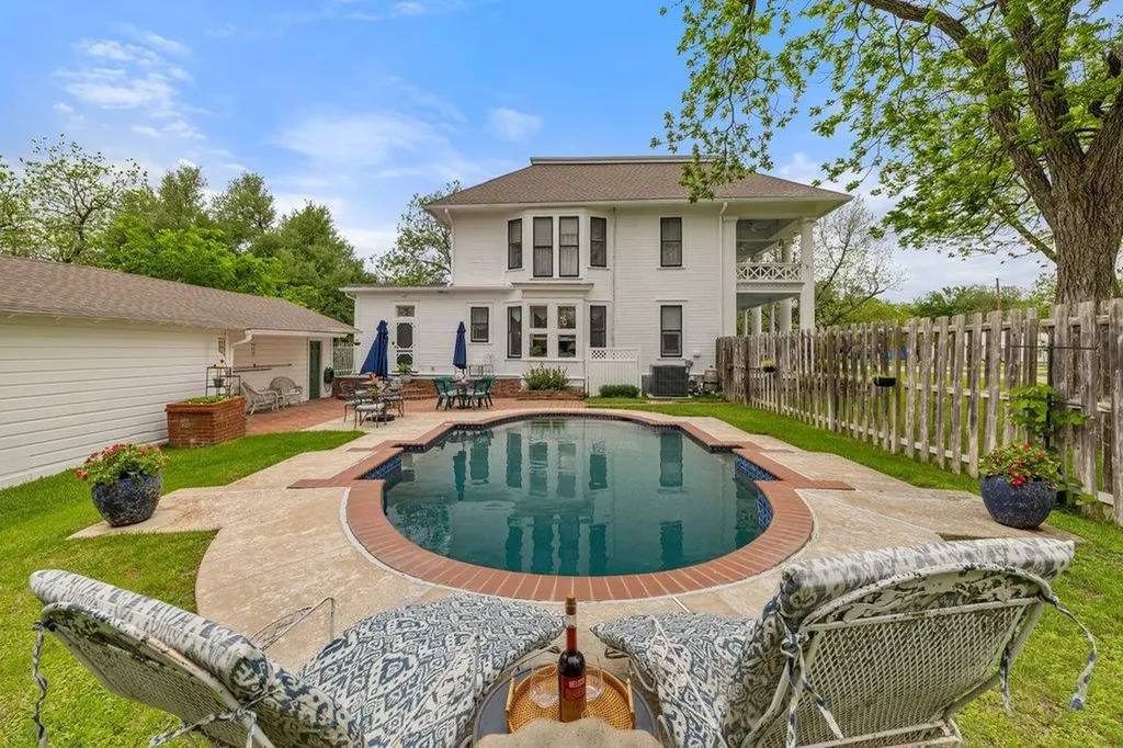 819 Hackberry Street Taylor TX 76574
