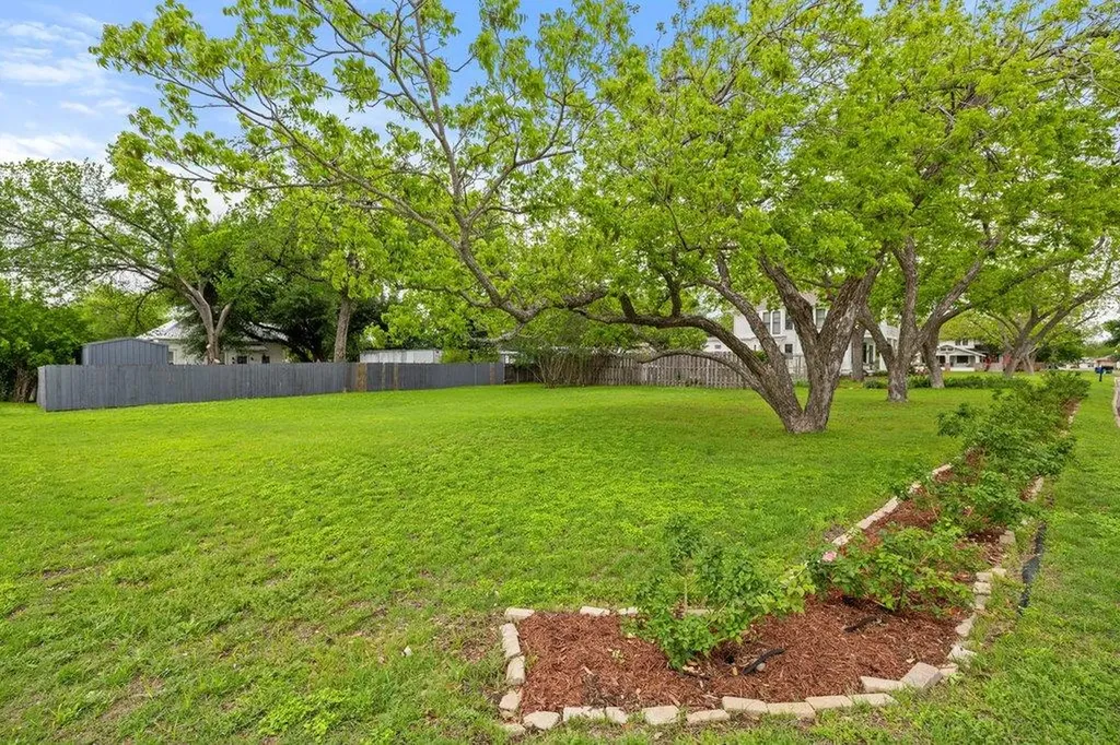 819 Hackberry Street Taylor TX 76574