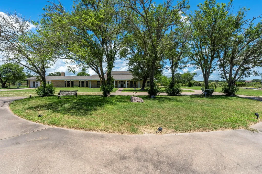 3345 E Austin Street Giddings TX 78942