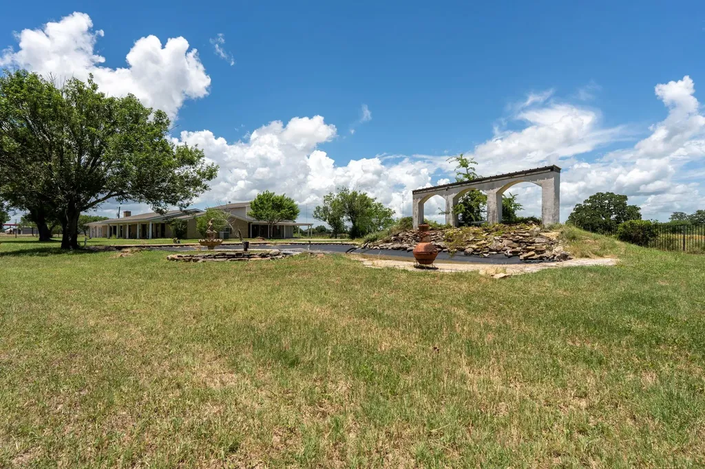 3345 E Austin Street Giddings TX 78942