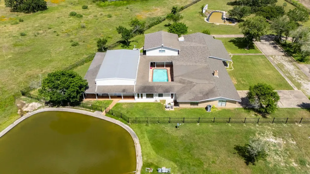 3345 E Austin Street Giddings TX 78942