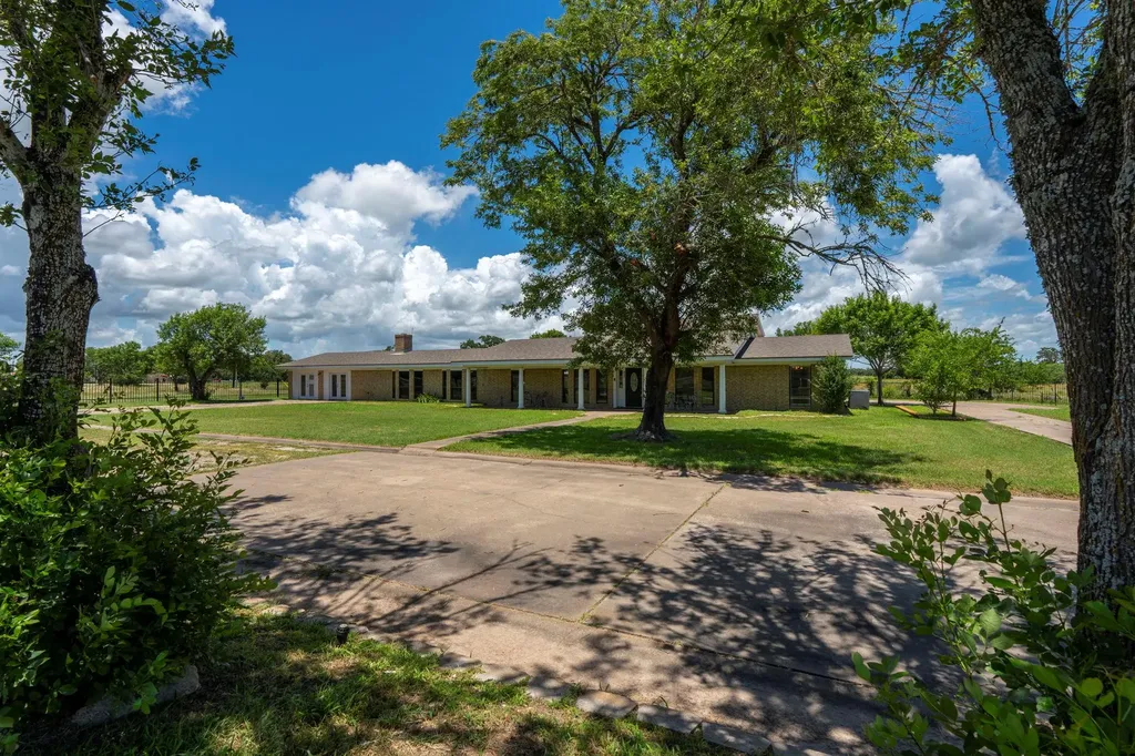 3345 E Austin Street Giddings TX 78942