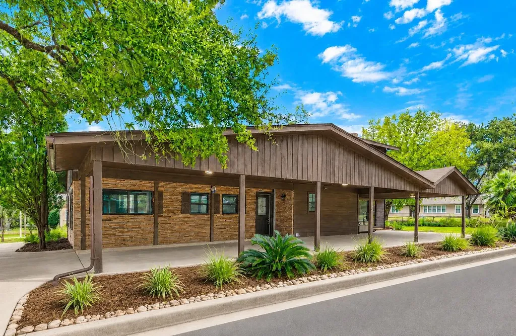 102 Rivercrest Street Luling TX 78648