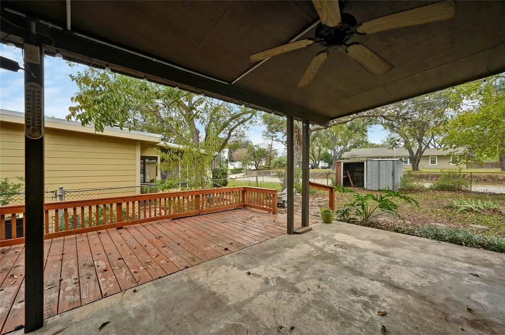 102 Rivercrest Street Luling TX 78648