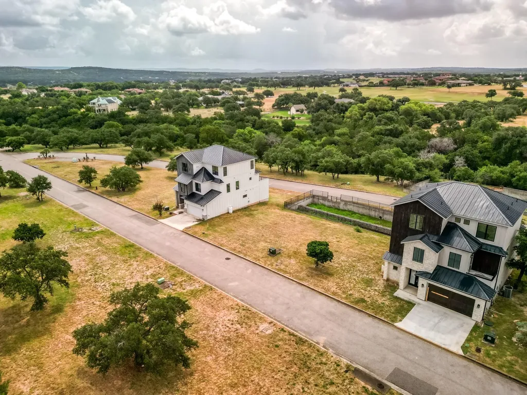 2433 Bruin Drive Spicewood TX 78669