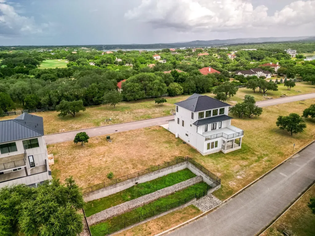 2433 Bruin Drive Spicewood TX 78669