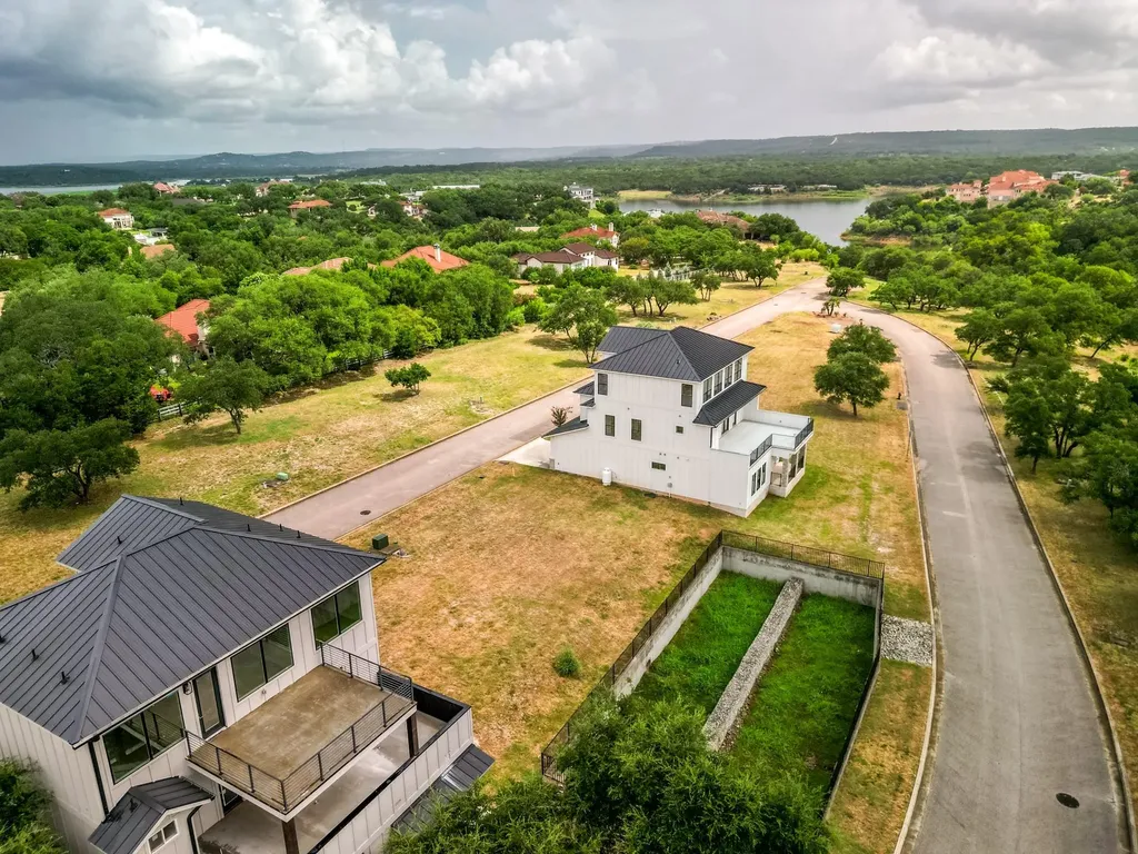 2433 Bruin Drive Spicewood TX 78669