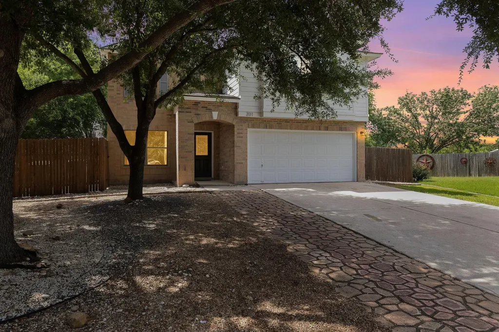 201 Lexington Kyle TX 78640