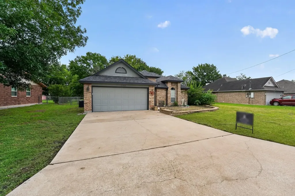 102 Hummingbird Lane Lockhart TX 78644