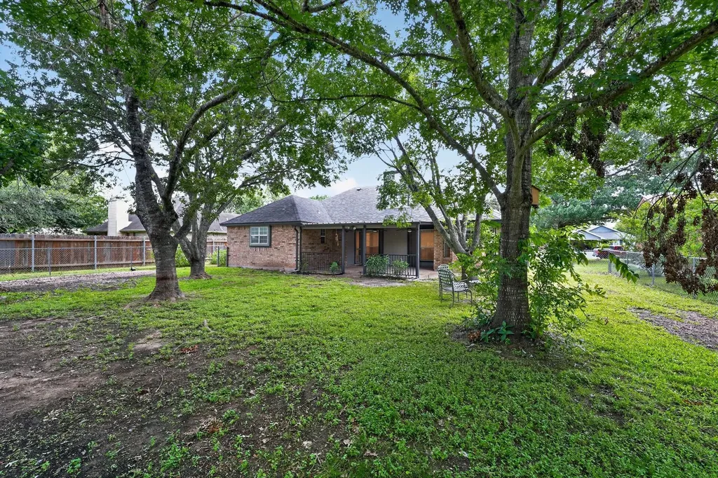 102 Hummingbird Lane Lockhart TX 78644