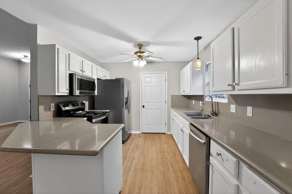 102 Hummingbird Lane Lockhart TX 78644