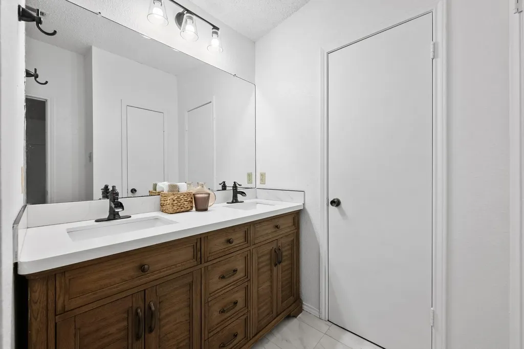 811 Silcantu Drive Austin TX 78748
