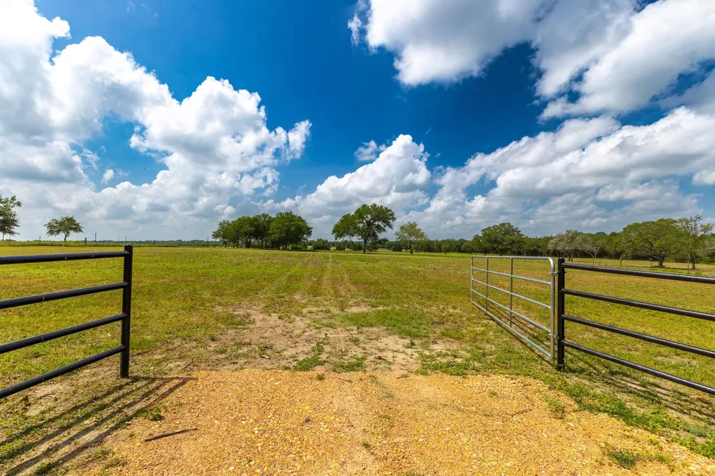 2112 (Tract #4) Baca Loop Flatonia TX 78941