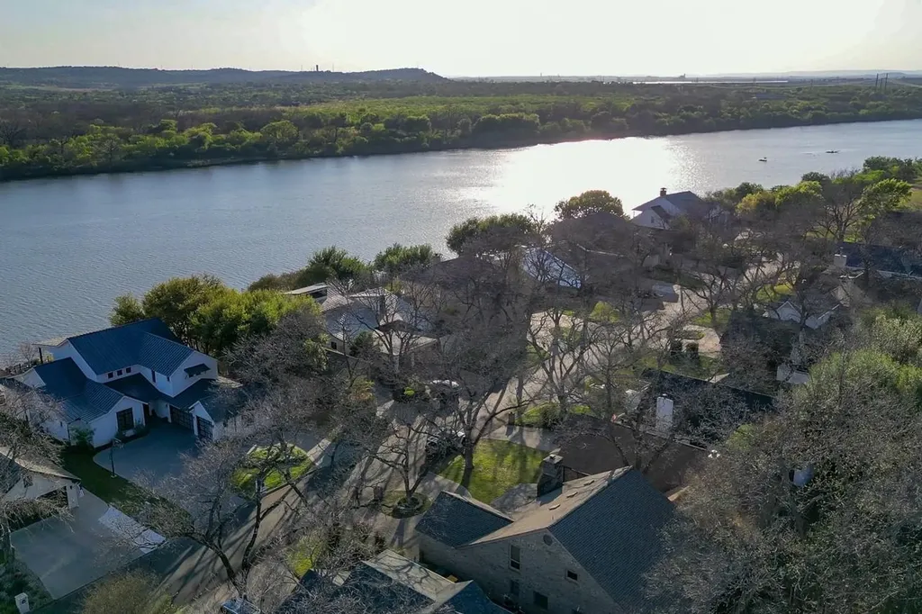 402 Meadowlakes Drive Meadowlakes TX 78654