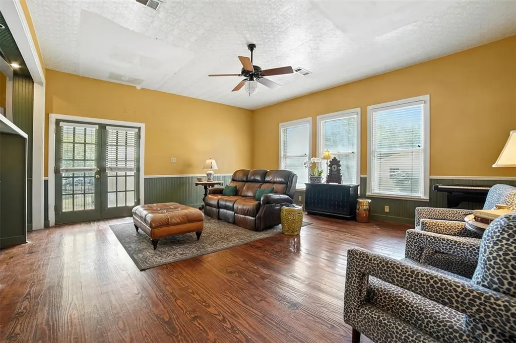 504 S Main Street Lockhart TX 78644