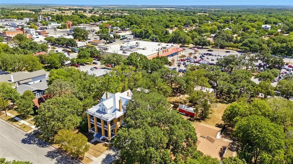 504 S Main Street Lockhart TX 78644