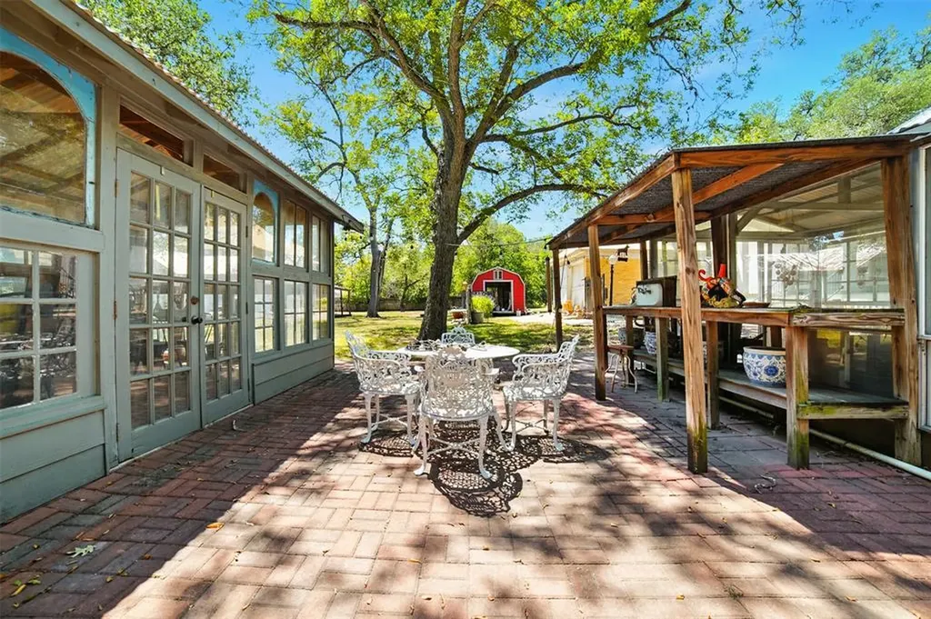 504 S Main Street Lockhart TX 78644