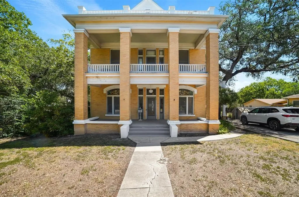 504 S Main Street Lockhart TX 78644