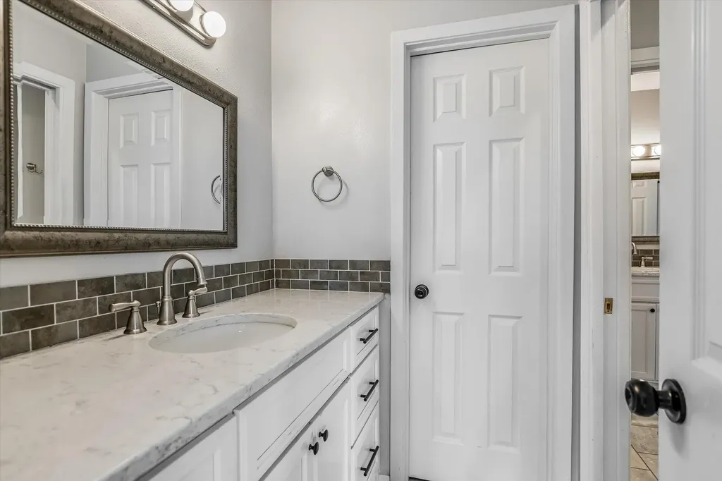 100 Lido Circle Lakeway TX 78734