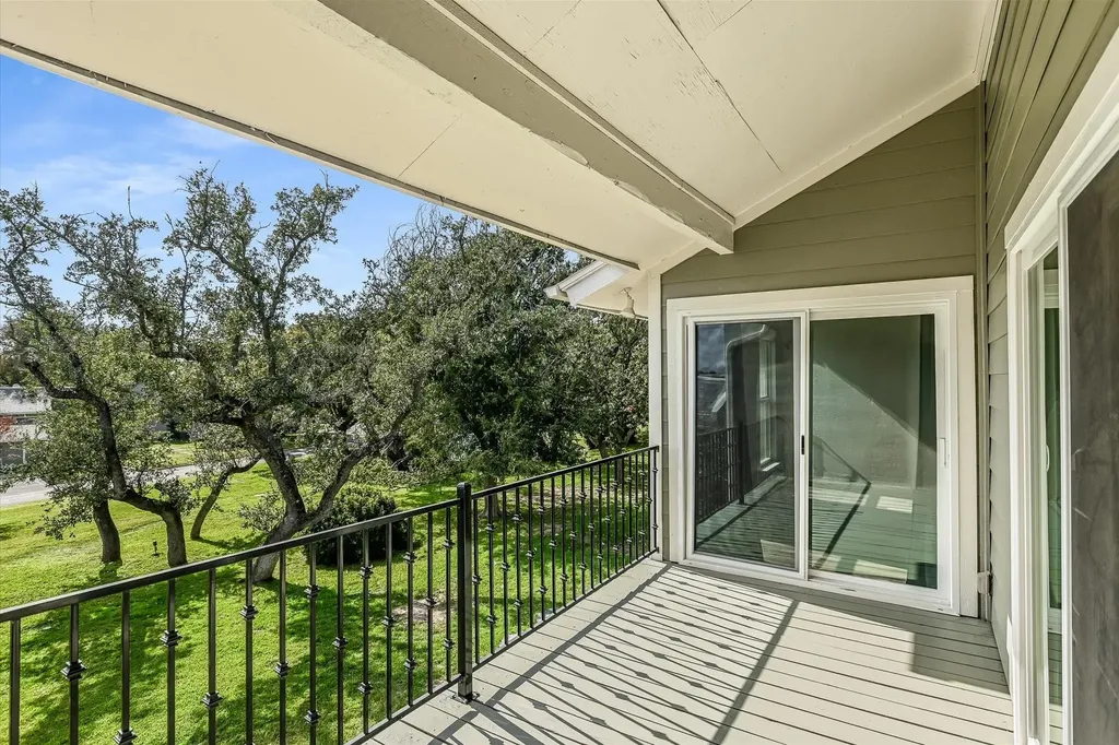 100 Lido Circle Lakeway TX 78734