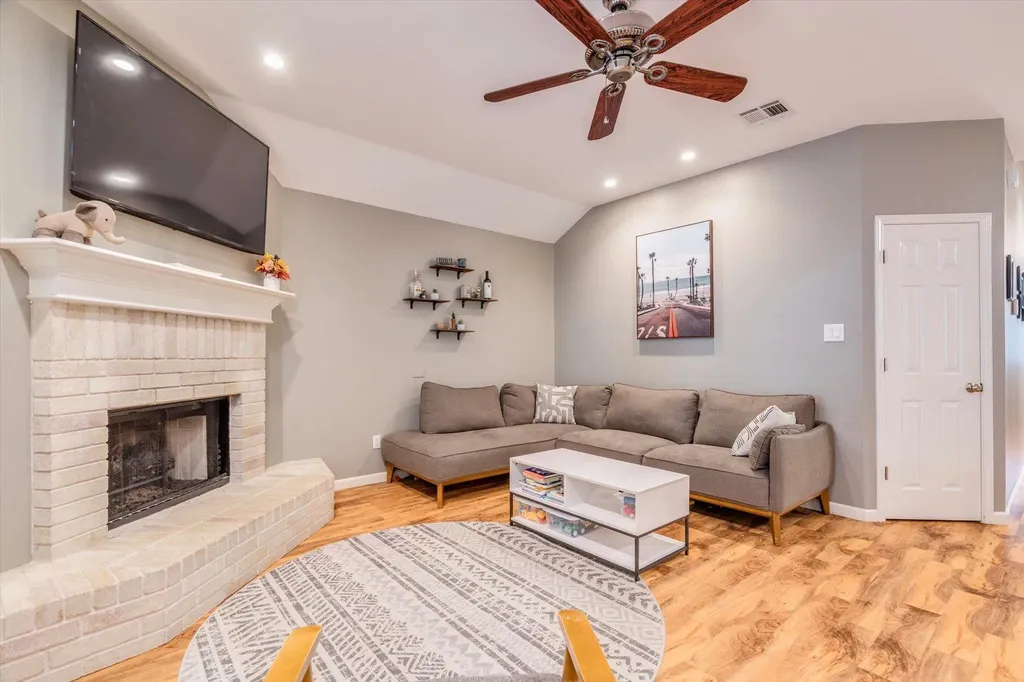809 Hilltop Drive Leander TX 78641