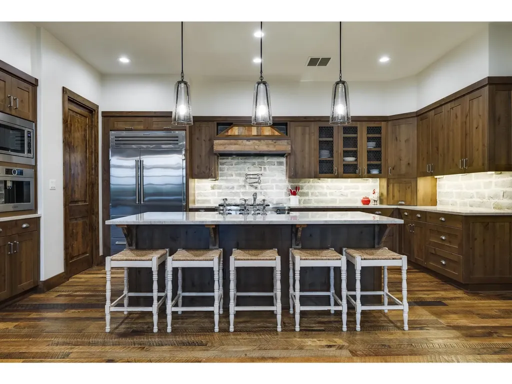 19604 Flying J Boulevard Spicewood TX 78669