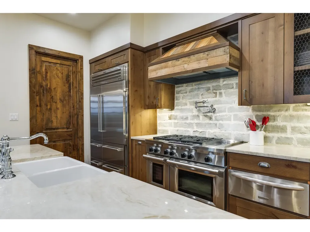 19604 Flying J Boulevard Spicewood TX 78669