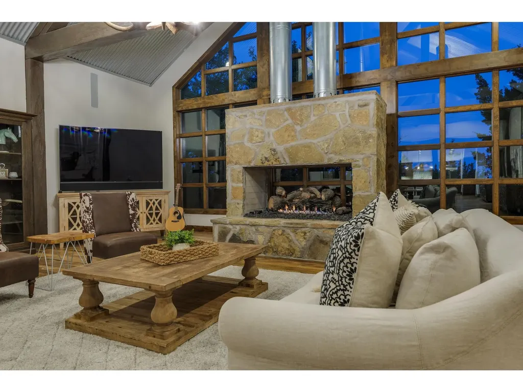 19604 Flying J Boulevard Spicewood TX 78669