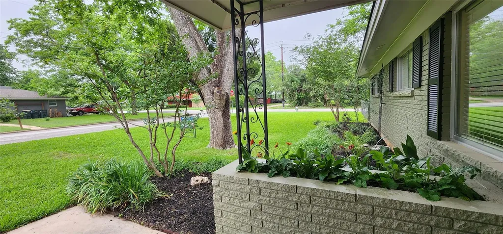 9205 Happy Trail Austin TX 78754