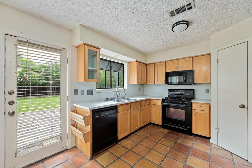 8022 Scotland Yard Austin TX 78759