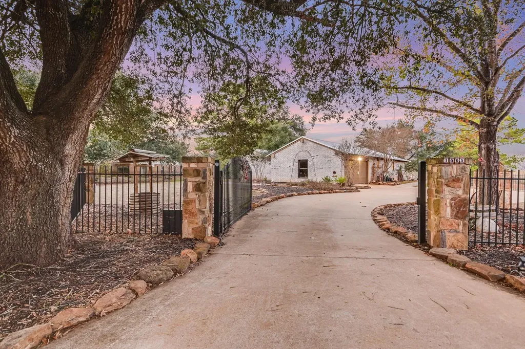 1005 Colorado Street Smithville TX 78957