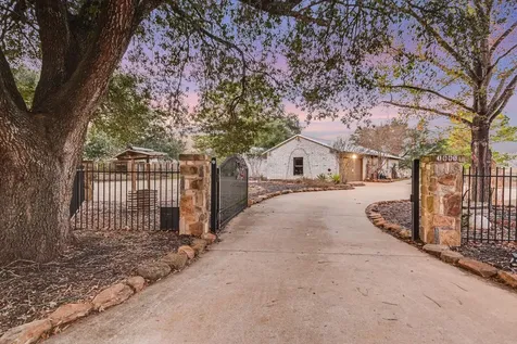 1005 Colorado Street Smithville TX 78957