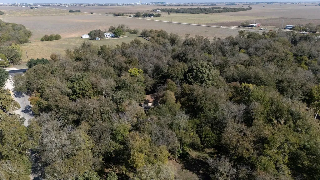 75 County Road 129 Taylor TX 76574