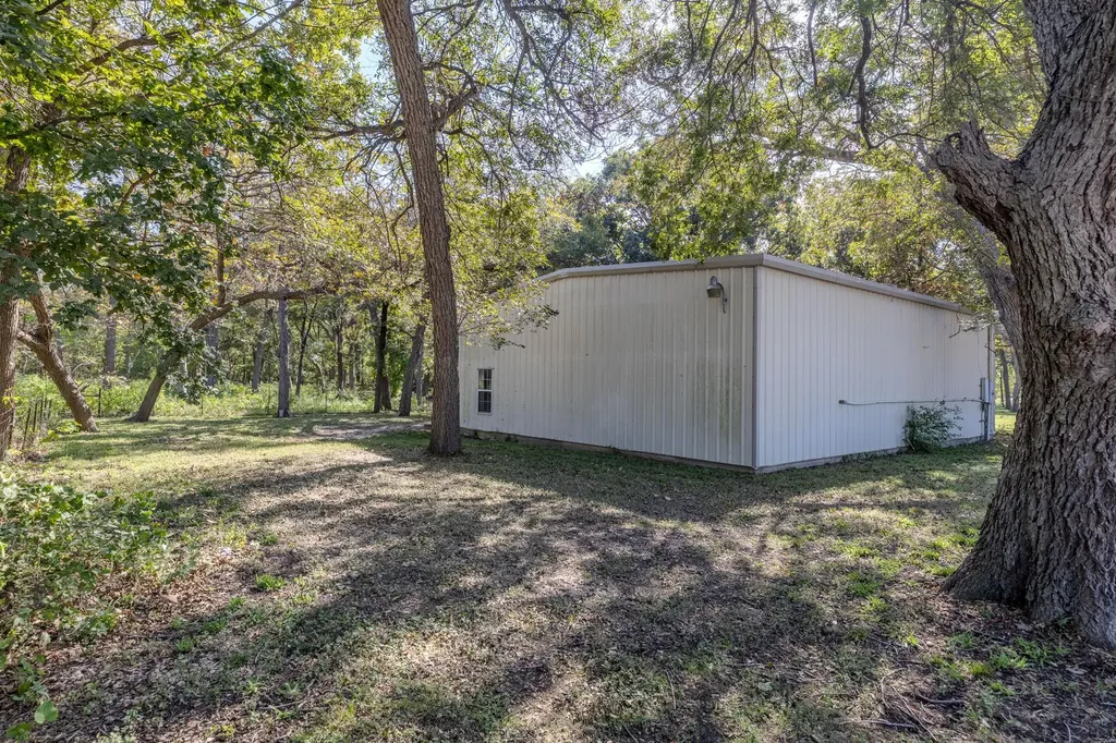 75 County Road 129 Taylor TX 76574