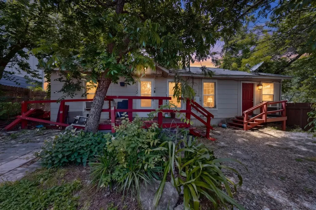 1302 1/2 Walnut Avenue E Austin TX 78702