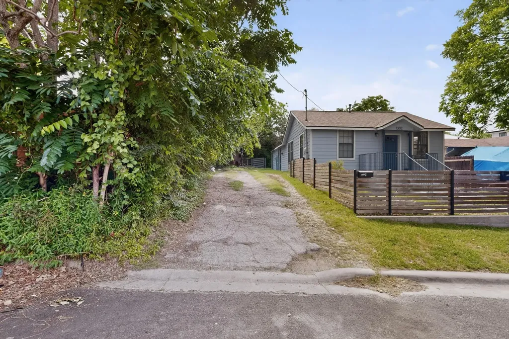 1302 1/2 Walnut Avenue E Austin TX 78702