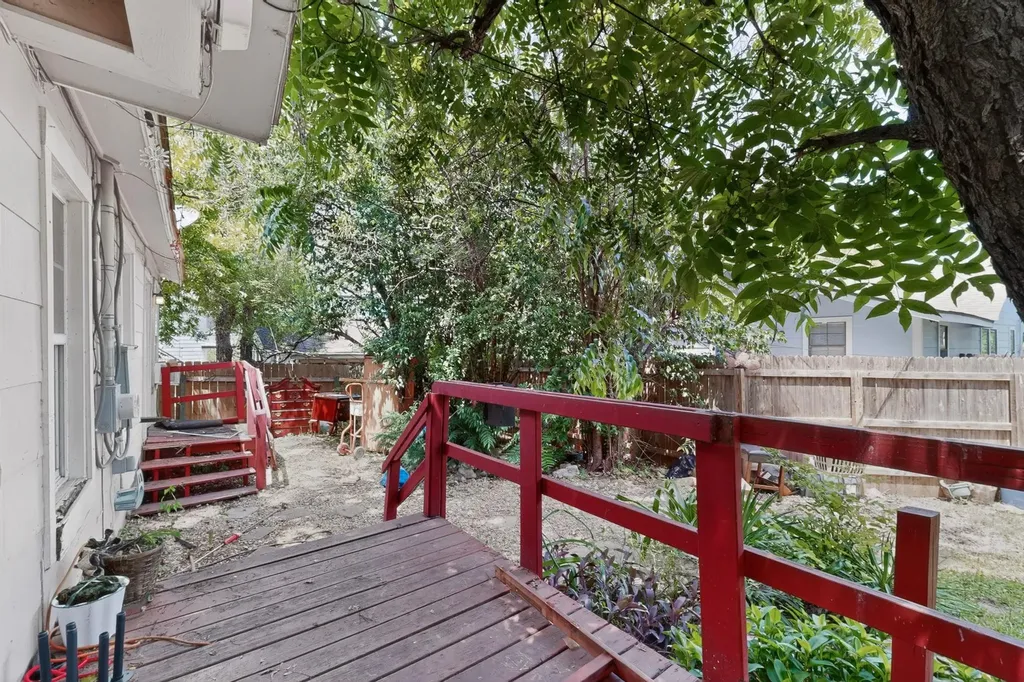 1302 1/2 Walnut Avenue E Austin TX 78702