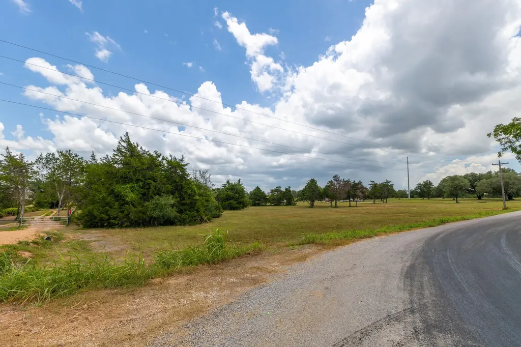 1021 E Old Hallettsville Road Flatonia TX 78941
