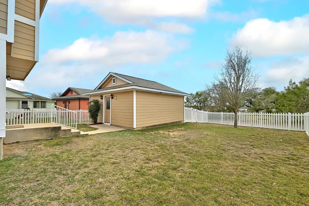 332 Wetzel Kyle TX 78640