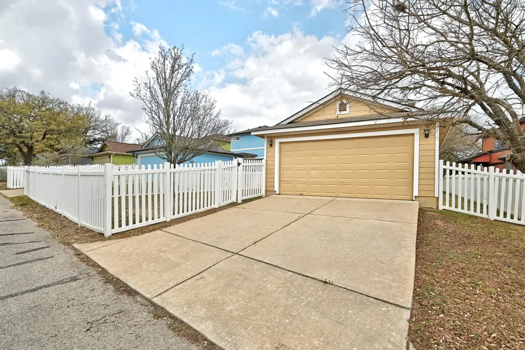 332 Wetzel Kyle TX 78640